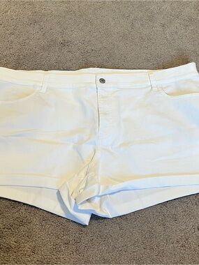 NWT Old Navy White Denim Jean Shorts Mid-Rise
